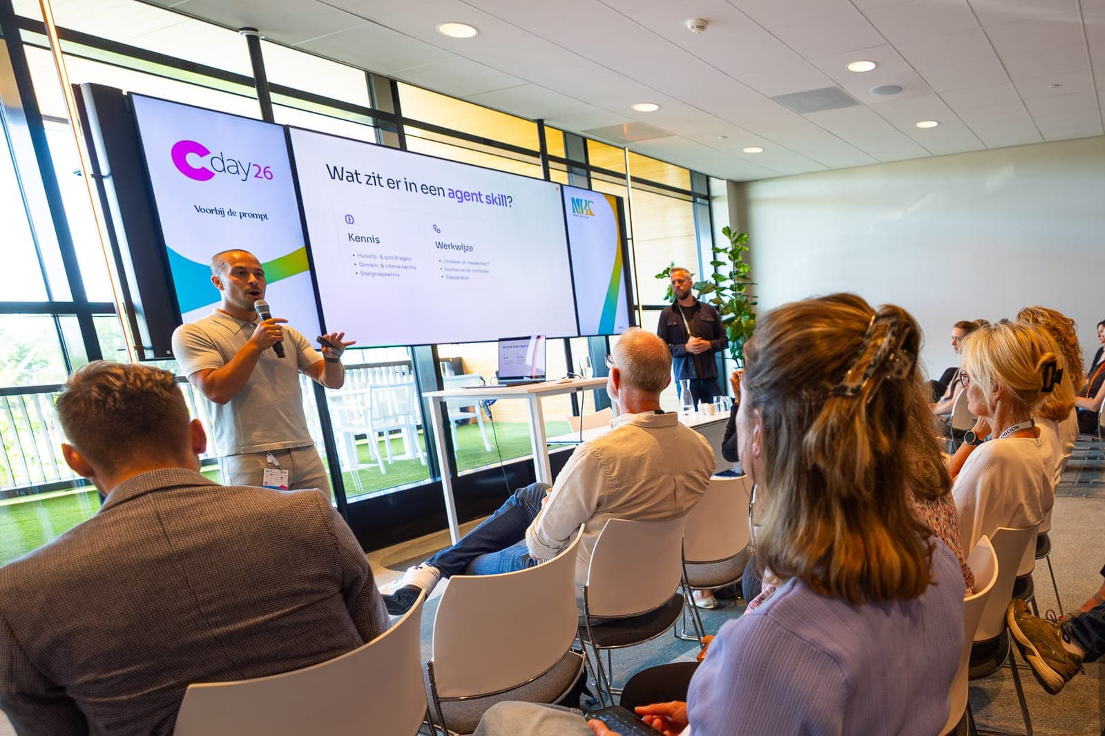 Luke geeft een sessie over agent skills voor een volle zaal
