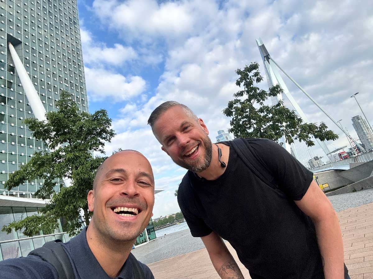 Eric en Luke van Aigenwijs geven een AI-training bij KPN